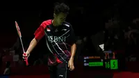 Pebulutangkis tunggal putra Indonesia, Christian Adinata bertanding melawan pebulutangkis tunggal putra Jepang, KentaNishimoto saat laga 32 besar Indonesia Masters 2023 di Istora Senayan, Jakarta, Rabu (25/01/2023). Christian Adinata kalah rubber game 21-16, 10-21 dan 18-21. (Bola.com/Bagaskara Lazuardi)