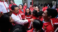 Menpora, Imam Nahrawi berbincang dengan atlet pelajar Indonesia usai upacara pelepasan di Wisma Kemenpora, Jakarta, Rabu (12/7). 184 pelajar akan berlaga di Asean Schools Games 2017 di Singapura, 15-20 Juli. (Liputan6.com/Helmi Fithriansyah)