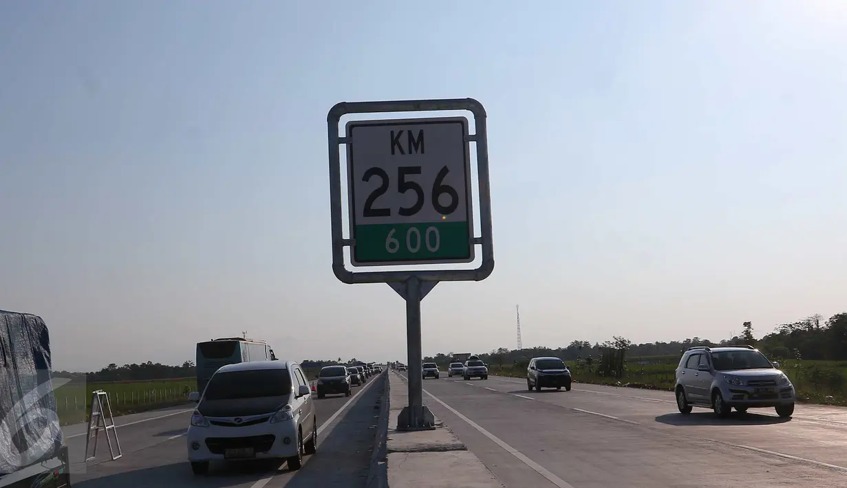 Suasana contra flow di dalam Tol Brebes, Jawa Barat, Senin (4/7). Contra flow tersebut diberlakukan petugas untuk memecah kemacetan di Tol Pejagan. (Liputan6.com/Angga Yuniar)