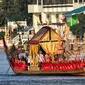 Kapal yang membawa Raja Thailand Maha Vajiralongkorn terlihat saat prosesi Royal Barge di Sungai Chao Phraya, Bangkok, Kamis (12/12/2019). Acara ini merupakan prosesi akhir penobatan Raja Thailand Maha Vajiralongkorn. (Lillian SUWANRUMPHA/AFP)