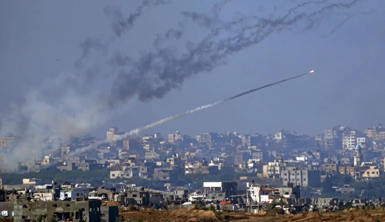 Roket ditembakkan ke arah Israel dari Jalur Gaza, terlihat dari Israel selatan, Jumat (1/12/2023). Perang antara Israel dan Hamas kembali pecah beberapa jam setelah gencatan senjata sementara berakhir. (AP Photo/Ariel Schalit)