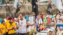 Ribuan orang berdatangan mendayung perahu rakitan buatan mereka di pelabuhan kota Basque San Sebastian utara selama acara "Abordaje", yang disebut oleh "Donostiako Piratak" (Pirates of San Sebastian), (12/8). (AFP Photo/Gari Garaialde)