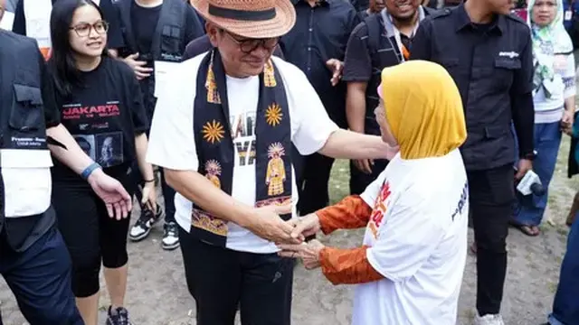 Calon Gubernur Jakarta, Pramono menanam mangrove bersama Slank di pinggir laut Rusun Marunda, Jakarta.