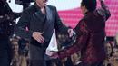 Smokey Robinson (kanan) memberikan Lionel Richie dengan penghargaan Icon Award di American Music Awards di Microsoft Theater di Los Angeles pada Senin (21/11/2022). Penghargaan Richie disertai dengan penampilan dari Stevie Wonder dan Charlie Puth, yang naik panggung. Mereka berduet membawakan lagu hits terbesar Richie. (AP Photo/Chris Pizzello)