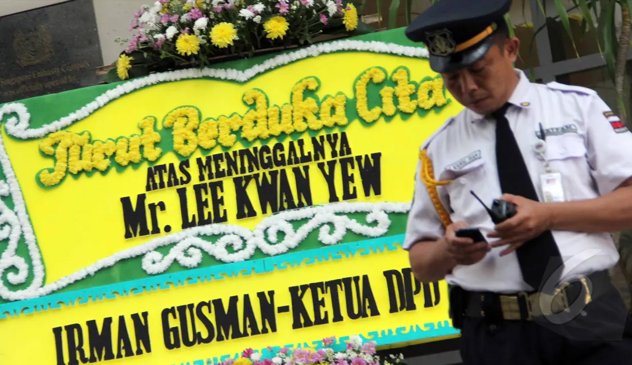 Karangan bunga turut berduka cita atas meninggalnya Mr.Lee Kwan Yew dari Ketua DPD RI, Irman Gusman, Jakarta, Rabu (25/3/2015).(Liputan6.com/Helmi Afandi)