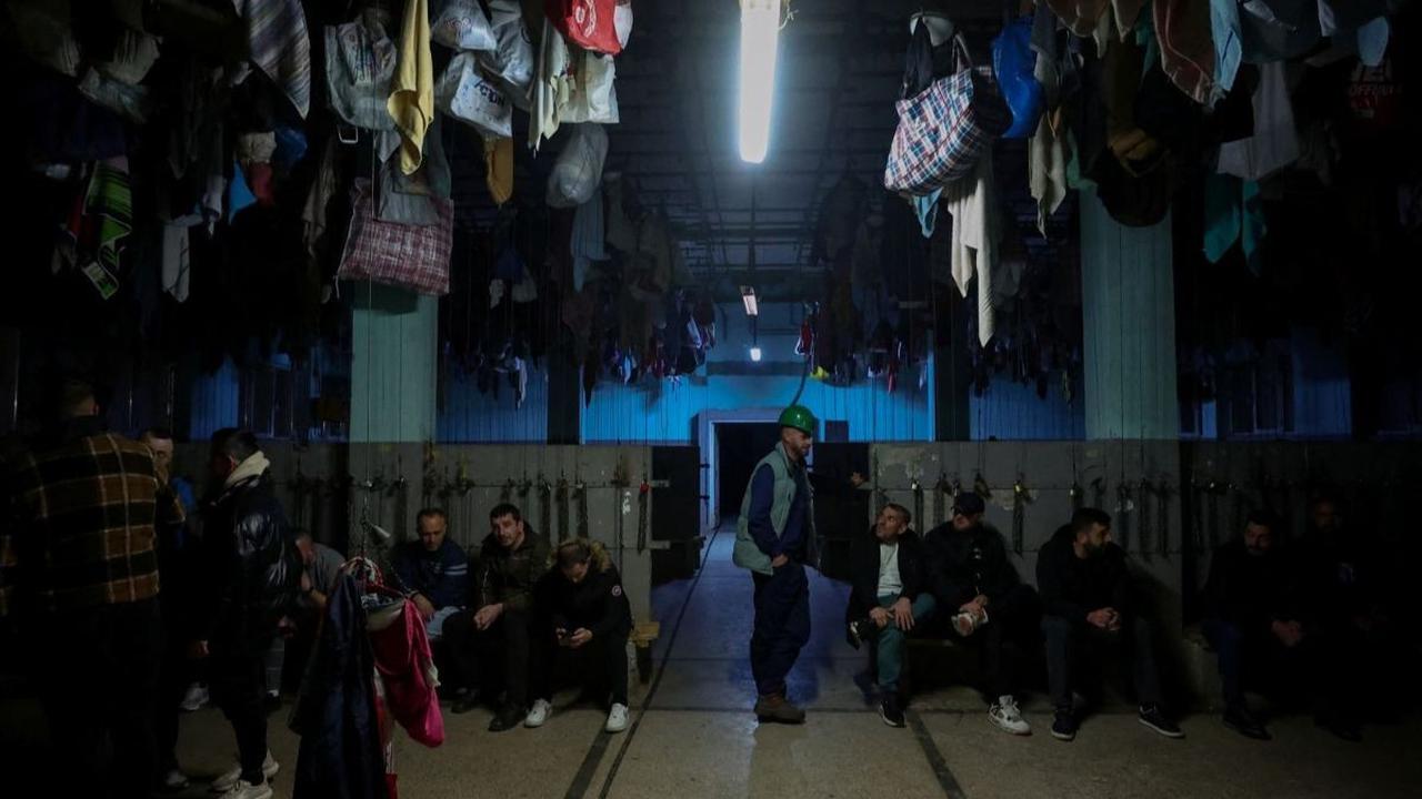 Meskipun tempat yang sempit dan minim pencahayaan, mereka tetap berusaha menjalankan ibadah dengan khusyuk. Foto: REUTERS / Florion Goga<br>