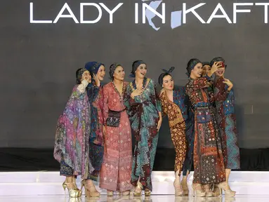 Model membawakan busana Lady in Kaftan pada Palembang Fashion Week di Palembang, Sabtu (07/3/2020). Pagelaran busana yang digelar pada 6-8 Maret menampilkan 20 desainer lokal dengan mengusung tema Young and Nature. (Liputan6.com/Fery Pradolo)