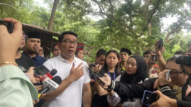 Calon Gubernur Jakarta Ridwan Kamil di Kali Ciliwung, Condet, Jakarta Timur, Kamis (3/10/2024). (Liputan6.com/Muhammad Radityo Priyasmoro)