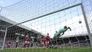 Penjaga gawang Newcastle United, Nick Pope (kiri), berhasil menghalau bola dari serangan pemain Arsenal dalam laga pekan ke-35 Premier League 2022/2023 yang berlangsung di St James Park, Minggu (7/5/2023). (AP Photo/Jon Super)
