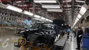 Proses perakitan mobil Mercedes-Benz di fasilitas perakitan Mercedes-Benz, Bogor, Selasa (24/1). Produksi model baru di pabrik Wanaherang merupakan bukti nyata Mercedes-Benz Indonesia dalam menambah produk di pasar Indonesia. (Liputan6.com)
