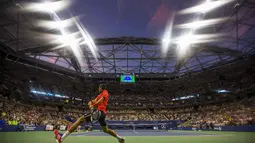 Suasana pertandingan antara petenis Serbia, Novak Djokovic, melawan petenis Spanyol, Roberto Bautista Agut, dalam Turnamen Tenis AS Terbuka di Stadion Arthur Ashe, New York, AS. Minggu (6/9/2015). (Reuters/Carlo Allegri).