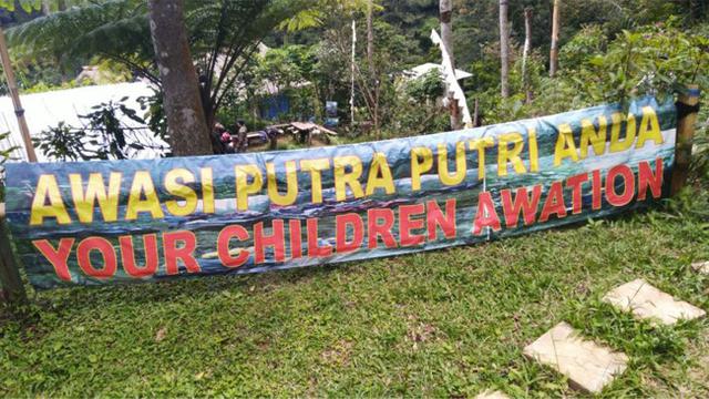 Deretan Spanduk di Taman Bermain Super Kocak, Sukses Bikin Orang Kesal