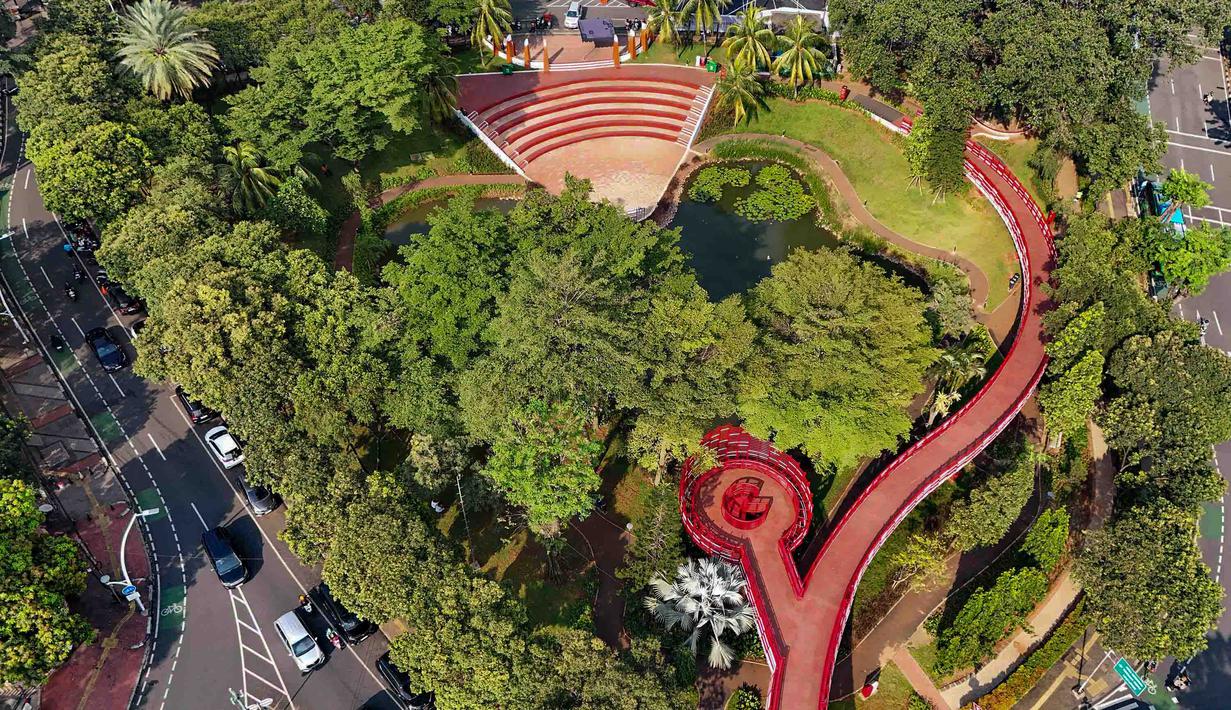Integrasi tersebut menghadirkan kawasan hijau yang lebih luas, menyatu, dan mudah diakses oleh masyarakat. Tampak foto udara memperlihatkan suasana Taman Bendera Pusaka, Kebayoran Baru, Jakarta, Rabu (1/4/2026). (merdeka.com/Arie Basuki)