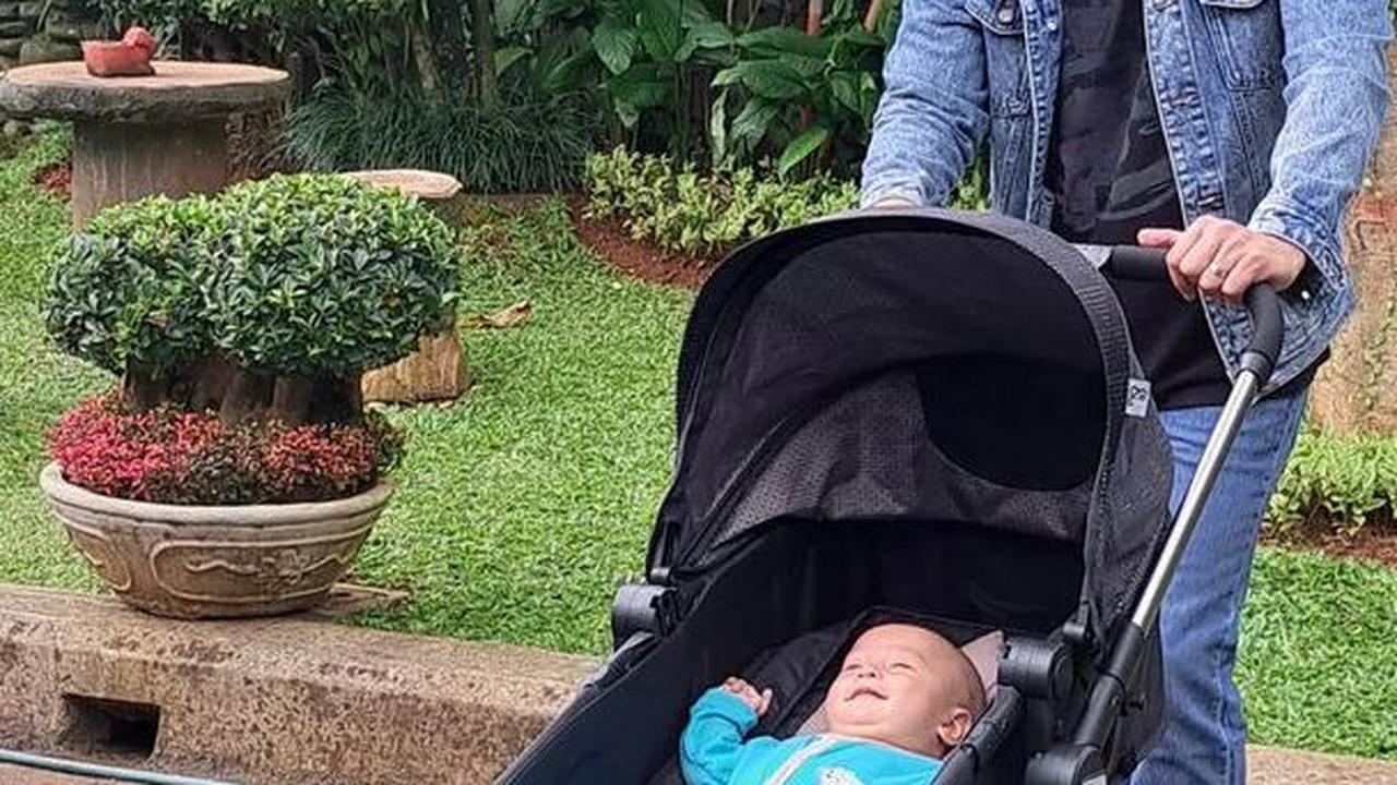 Di tengah kesibukannya, pria 35 tahun ini terlihat mengajak Baby Jacob jalan-jalan.