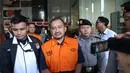 Bupati Pemalang Anom Widiyantoro berjalan menuju mobil tahanan usai menjalani pemeriksaan di Gedung Merah Putih KPK, Jakarta, Kamis  (30/7/2026).  (KLY/ Arie Basuki)