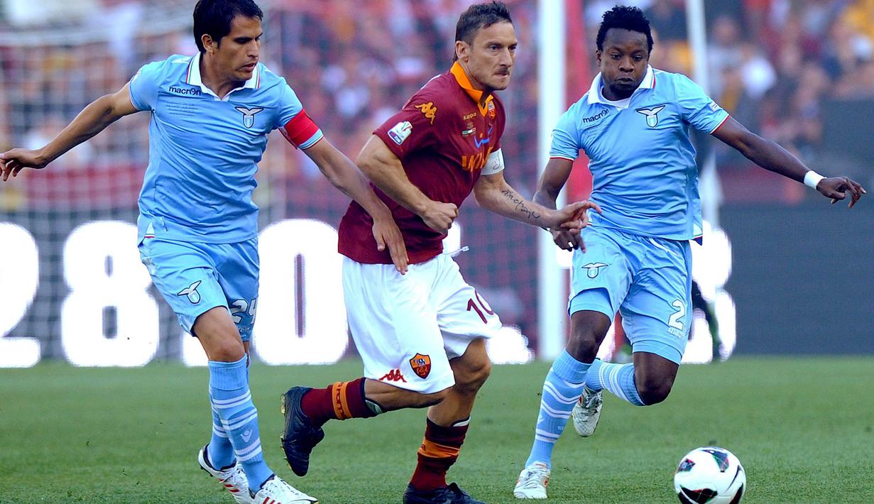 Kapten AS Roma, Francesco Totti, berusaha melewati penjagaan pemain Lazio pada laga Piala Italia di Stadion Olimpico, Roma, Minggu (26/5/2013). (EPA/Ettore Ferrari)