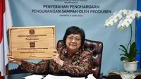 Menteri LHK Siti Nurbaya berikan penghargaan bagi perusahaan yang dianggap berhasil mengurangi sampah. (dok. Biro Humas KLHK/Dinny Mutiah)