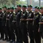 KASAD Jenderal TNI Mulyono menyerahkan tongkat komando kepada Panglima Kostrad, Mayjen TNI Edy Rahmaya di saat upacara serah terima jabatan di Markas Divisi Infanteri I Kostrad, Cilodong, Jawa Barat, Jumat (31/7/2015). (Liputan6.com/Helmi Fithriansyah)