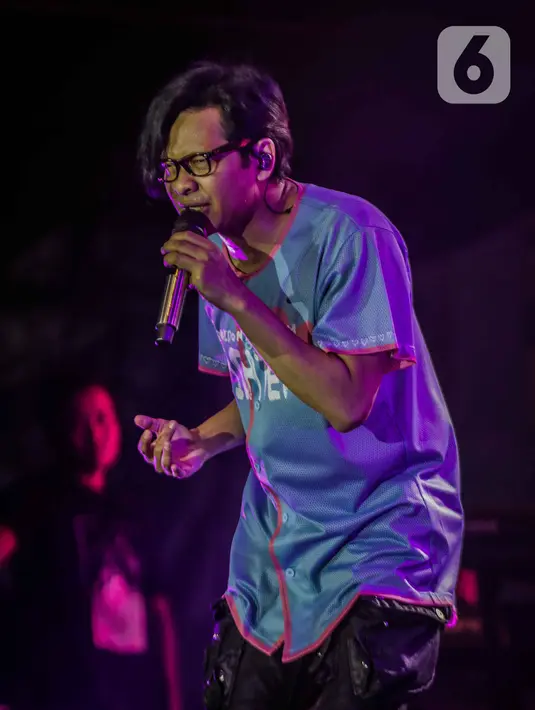 Aksi Armand Maulana saat tampil dalam festival musik Love Fest di Istora Senaya, Jakarta, Sabtu (22/2/2020). Dalam penampilannya mereka membawakan sejumlah lagu seperti Januari milik band Gigi, bawa aku pergi, dan sebelah mata. (Liputan6.com/Faizal Fanani)