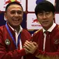 Ketua Umum PSSI, Mochamad Iriawan, bersama pelatih Timnas Indonesia, Shin Tae-yong, dalam perkenalan pelatih Timnas Indonesia di Stadion Pakansari, Cibinong, Sabtu (28/12). PSSI Kontrak Shin Tae-yong 4 Tahun sebagai Pelatih Timnas.(Bola.com/Yoppy Renato)