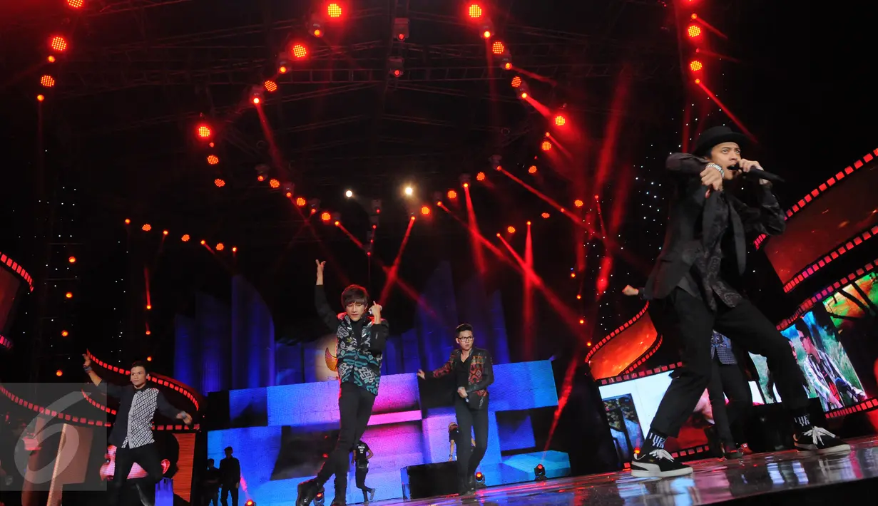 Boyband SMASH saat memeriahkan malam puncak Festival Film Bandung (FFB) 2014 yang digelar di Monumen Perjuangan Rakyat Jawa Barat pada 13 September 2014. FFB pertama kali diadakan sejak tahun 1987 rutin hingga saat ini. (Liputan6.com/Panji Diksana) 