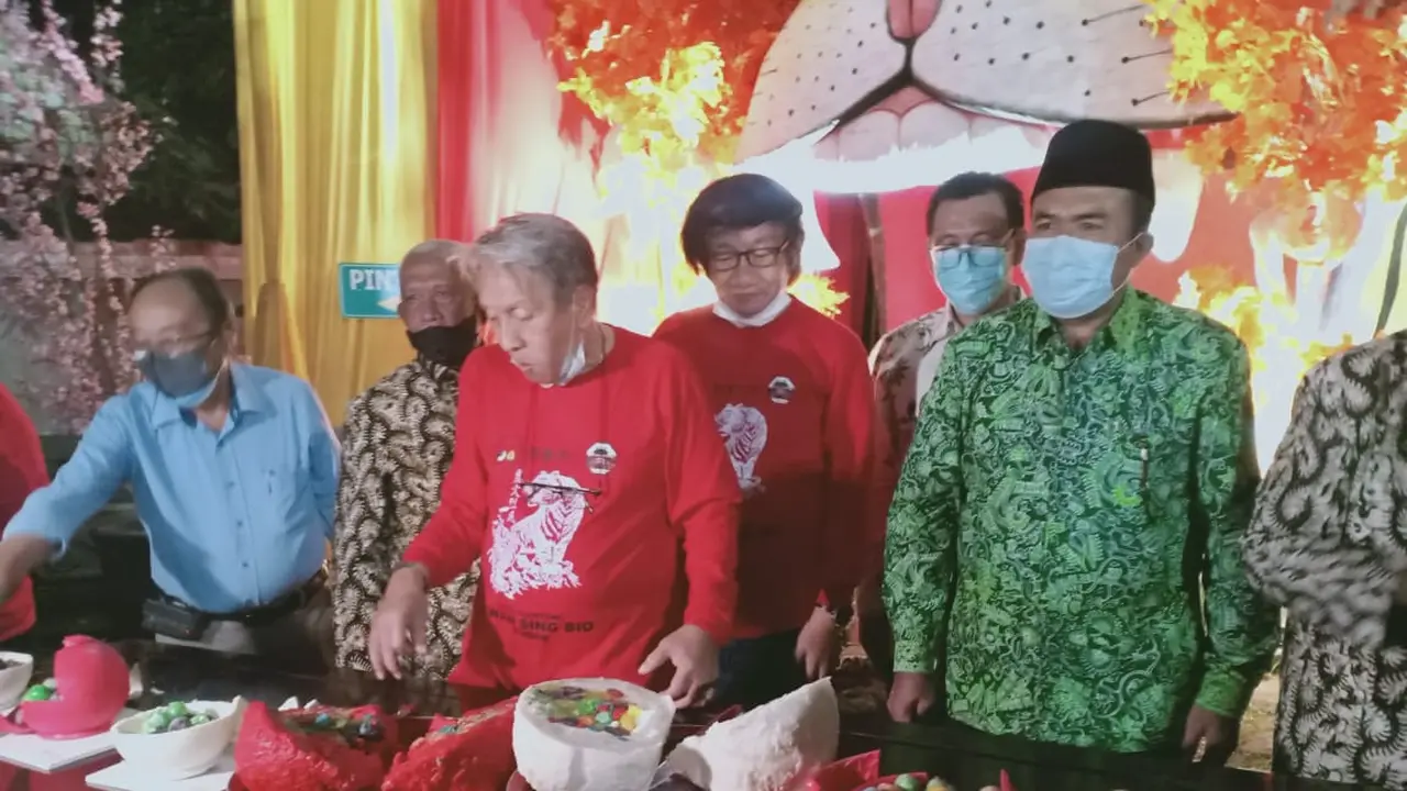 Sejumlah tokoh lintas agama merayakan cap go meh di Kelenteng Tuban. (Ahmad Adirin/Liputan6.com)