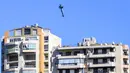 Dalam rekaman foto maupun video yang beredar, sebuah bangunan runtuh beberapa detik setelah terkena hantaman rudal Israel. (Foto: AFP)