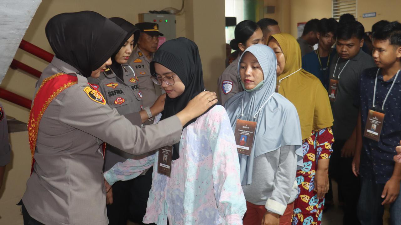Polwan Pelalawan Periksa Ketat Petugas Pelipatan Surat Suara Pemilu 2024