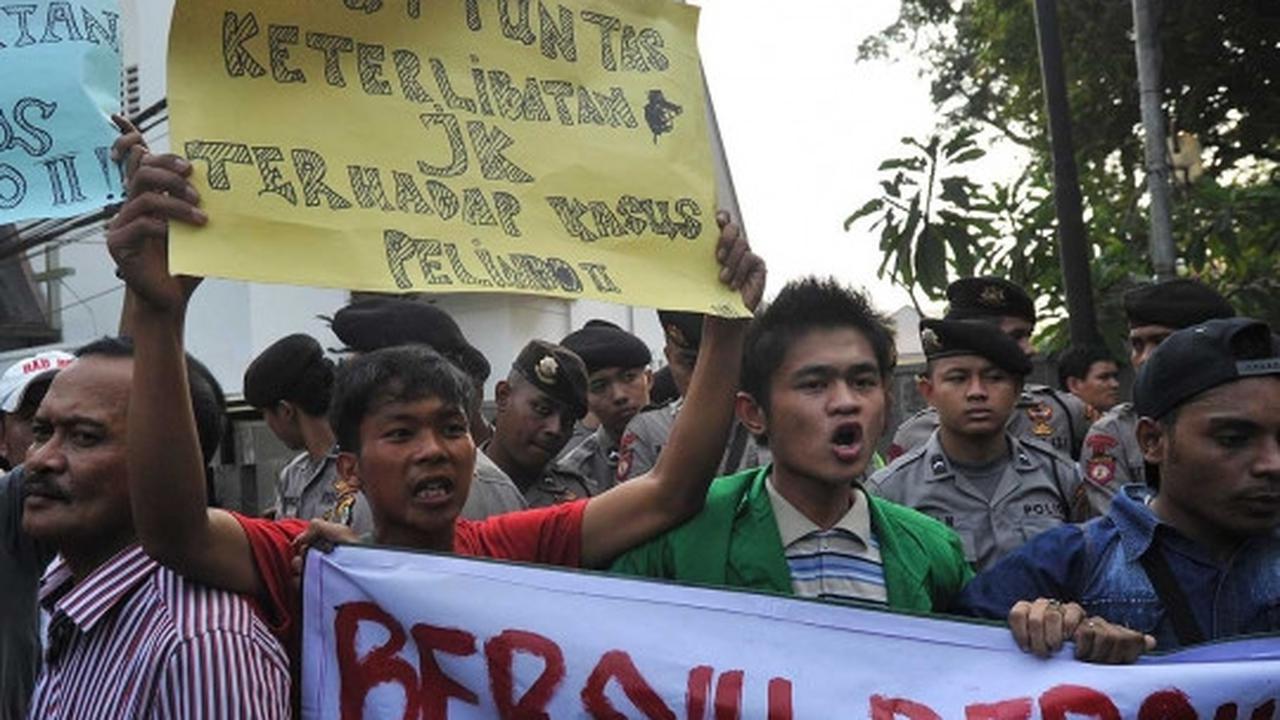 Gelar aksi demo Wapres JK, massa bawa bangkai tikus