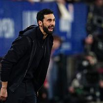 Pelatih Real Madrid, Alvaro Arbeloa memberikan instruksi kepada pemainnya dalam laga lanjutan Liga Spanyol melawan Osasuna di El Sadar Stadium, Pamplona, Spanyol, Sabtu (21/02/2026) waktu setempat. (AP Photo/Miguel Oses)