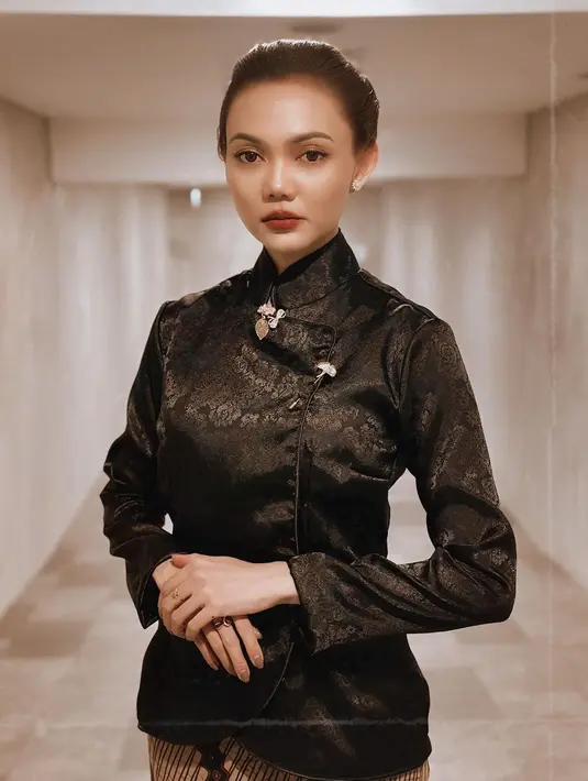 Rina Nose tampil totalitas dari baju sampai makeup. Rina Nose mengenakan kebaya janggan berwarna hitam khas Dasiyah.  [@rinanose16]