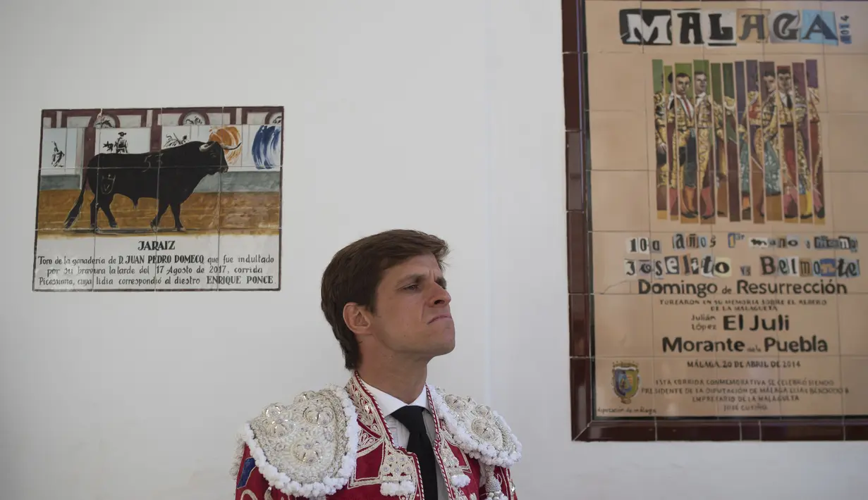Matador Spanyol, Julian "El Juli" Lopez menunggu untuk adu banteng Picassiana di arena adu banteng Malagueta di Malaga, Spanyol (19/8/2019). (AFP Photo/Jorge Guerrero)