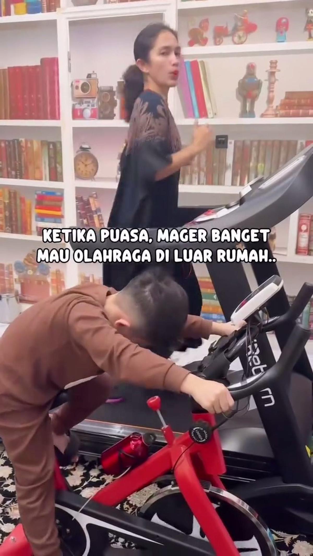 7 Potret Ussy Sulistiawaty Olahraga di Rumah Pakai Daster: Yang Penting Niat Saja Dulu