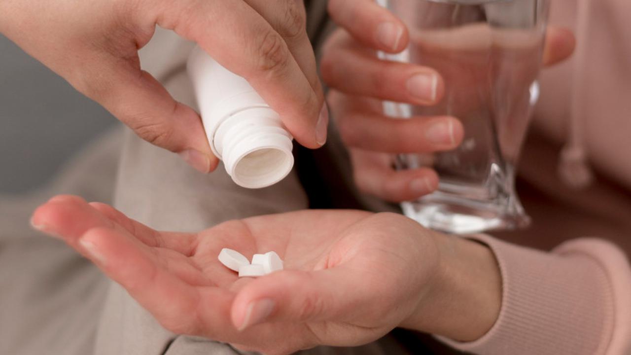 Ilustrasi Meminum Obat