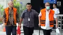 Bupati Bandung Barat nonaktif Abubakar (kanan) dan Pengusaha Tony Kongres (kiri) penyuap Bupati Buton Selatan Agus Feisal tiba untuk menjalani pemeriksaan di gedung KPK, Jakarta, Selasa (10/7). (Merdeka.com/Dwi Narwoko)