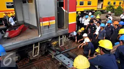 Petugas berusaha memperbaiki gerbong kereta yang anjlok di Stasiun Manggarai, Jakarta, Rabu (19/8/2015). Akibat Anjloknya KRL jurusan Bekasi - Kota membuat penumpukan di Stasiun Manggarai (Liputan6.com/Johan Tallo)