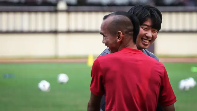 Foto: Momen Jenaka Shin Tae-yong saat Latihan Timnas Indonesia, Bandingkan Tinggi Badan Riko dan Jeje hingga Bingung Bedakan Duo Sayuri