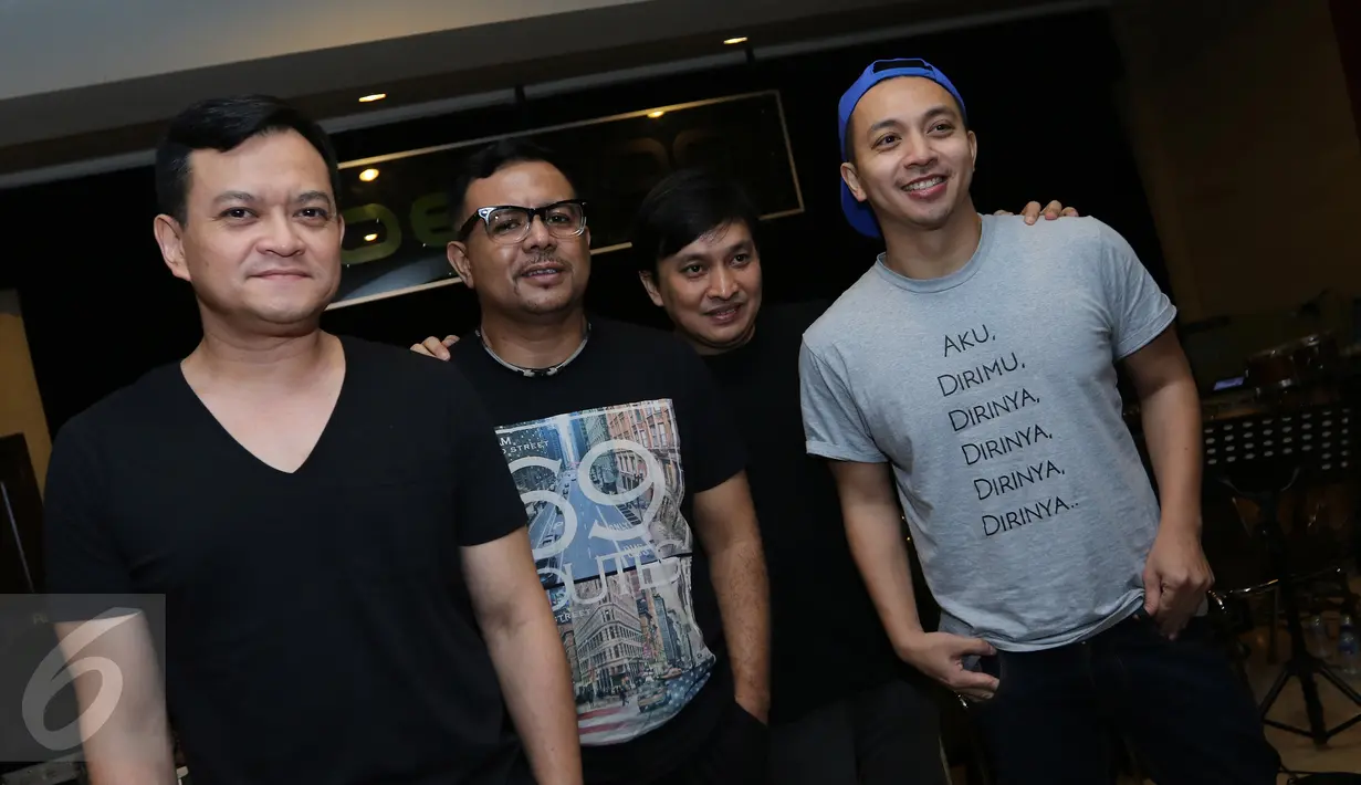 Hedi Yunus, Carlo, Yovie Widianto dan Mario berpose seusai latihan untuk persiapan konser di studio kawasan Tebet, Jakarta, Rabu (3/2). Menginjak usia ke-30 tahun, Kahitna akan menggelar konser pada 13 Februari 2016 di JCC. (Liputan6.com/Herman Zakharia)