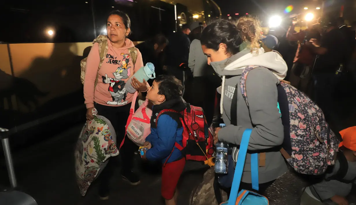 Penerbangan yang dikirim oleh pemerintah Venezuela ini akan mendarat di kota Arica, untuk menjemput para migran yang menunggu di sisi Chili di perlintasan perbatasan Chacalluta dan satu kelompok lainnya di kota Tacna, Peru. (Photo by AGUSTIN MERCADO / AFP)