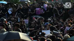 Ratusan orang berpakaian hitam memenuhi area depan Istana Negara, Jalan Medan Merdeka Utara, Jakarta Pusat, Kamis (4/9/2025). (Liputan6.com/Helmi Fithriansyah)