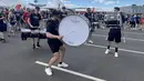 Grup penabuh drum tampil menghibur suporter di area fanzone Gillette Stadium, Foxborough, Amerika Serikat, Jumat (19/6/2026), menjelang pertandingan Skotlandia melawan Maroko pada Piala Dunia 2026. Irama tabuhan drum menciptakan suasana meriah dan membakar semangat para suporter yang memadati kawasan stadion. (KLY Sports/Hery Kurniawan)