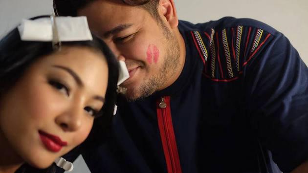 Tersipu malu, pipi kiri Igun dicium oleh Faye!/instagram.com/ivan_gunawan &amp; instagram.com/faye_malisorn