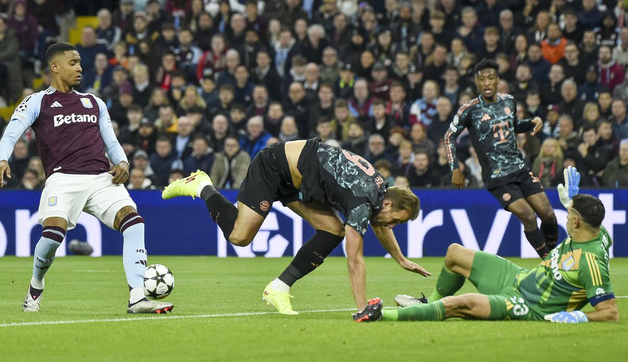 Pemain Bayern Munchen, Harry Kane, terjatuh setelah diadang oleh kiper Aston Villa, Emiliano Martinez, pada laga Liga Champions di Stadion di Stadion Villa Park, Kamis (3/10/2024). (AP Photo/Rui Vieira)