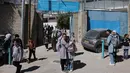 Siswi-siswi Palestina meninggalkan sekolah United Nations Relief and Works Agency for Palestine Refugees in the Near East atau Lembaga Bantuan dan Pekerjaan Perserikatan Bangsa Bangsa (PBB) untuk Pengungsi Palestina (UNRWA) di kamp pengungsi Shoafat, Yerusalem timur pada 8 Mei 2025. (AHMAD GHARABLI/AFP)