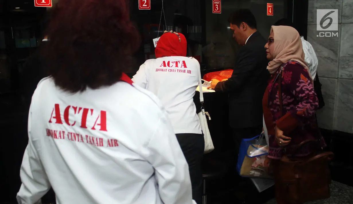 Sejumlah pengacara dari ACTA mendaftarkan permohonan uji materi Undang-undang ITE ke MK, Jakarta, Senin (18/9). Uji materi ini karena prihatin banyak aktivis yang terjerat masalah hukum karena mengkritik di media sosial. (Liputan6.com/Angga Yuniar)