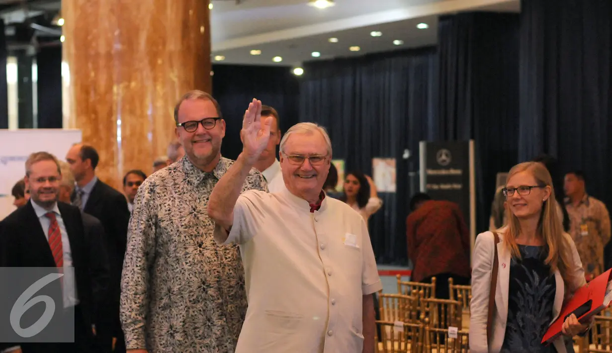 Raja Denmark, Yang  Mulia Pangeran Consort (kedua kanan) melambaikan tangan saattiba di salahsatu Mall di Jakarta, Jumat (23/10/2015). Kegiatan ini rangkaian kunjungan kenegaraan Keluarga Kerajaan Denmark di Indonesia. (Liputan6.com/Helmi Fithriansyah)
