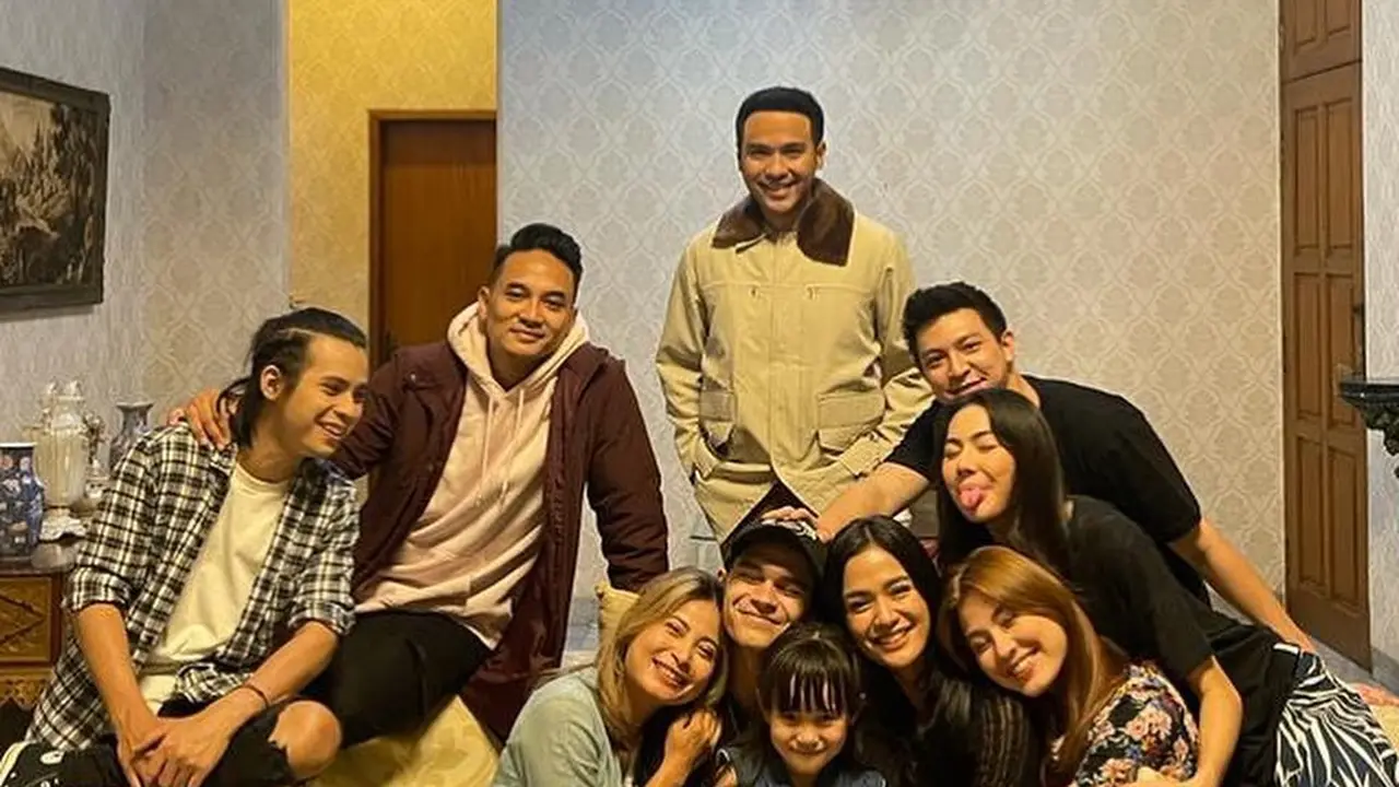 Toby Armstrong mengunggah suasana syuting hari terakhirnya di Asmara 2 Dunia (Foto: Instagram @tobyaarms)