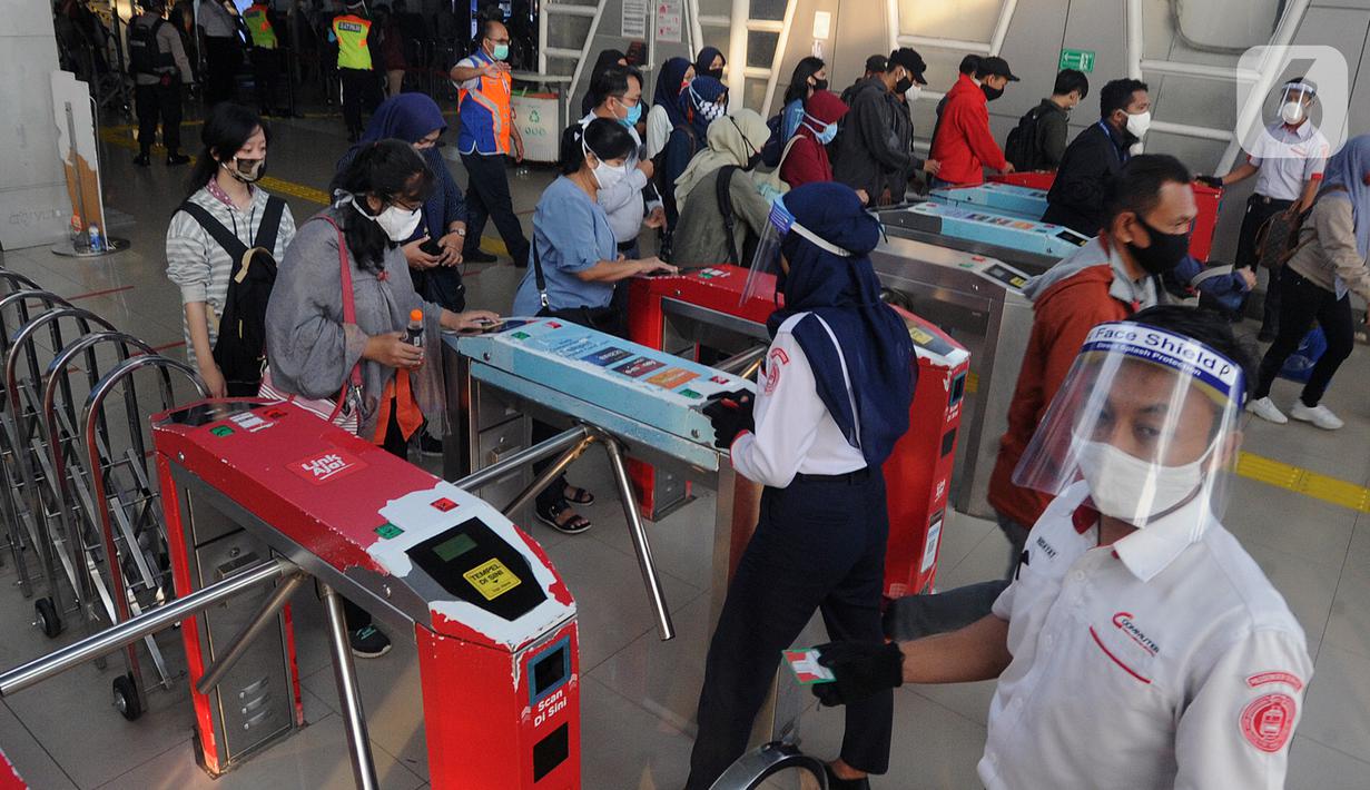 Petugas stasiun mengatur penumpang KRL Commuterline di Stasiun Bogor, Jawa Barat, Selasa (9/6/2020) pagi. Puluhan polisi, TNI, Satpol PP, dan petugas stasiun diterjunkan untuk memandu penumpang mengantisipasi antrean panjang seperti kemarin. (merdeka.com/Arie Basuki)
