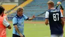 Pelatih Persela, Stefan Hansson (kedua kiri) memberi arahan saat latihan di Stadion GBK Jakarta, Kamis (12/5/2016). Persija menjamu Persela pada lanjutan Torabika Soccer Championship presented by IM3 Ooredoo, (13/5). (Liputan6.com/Helmi Fithriansyah)