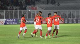 Pemain Malut United merayakan gol yang dicetak oleh Hari Nur Yulianto, ke gawang Semen Padang pada laga leg pertama semifinal Pegadaian Liga 2 2023/2024 di Stadion Madya, Jakarta, Minggu (25/02/2024). (Bola.com/M Iqbal Ichsan)